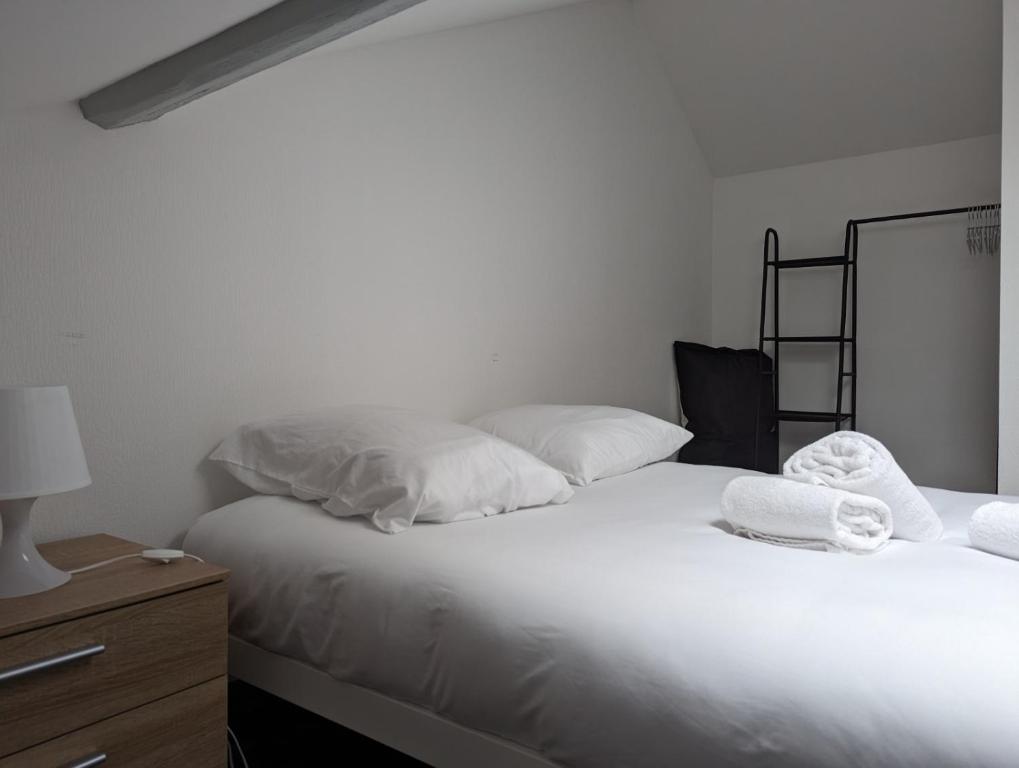 Le Thannois - appartement 2 chambres, salon, cuisine équipée, parking et wifi gratuit - Appartement