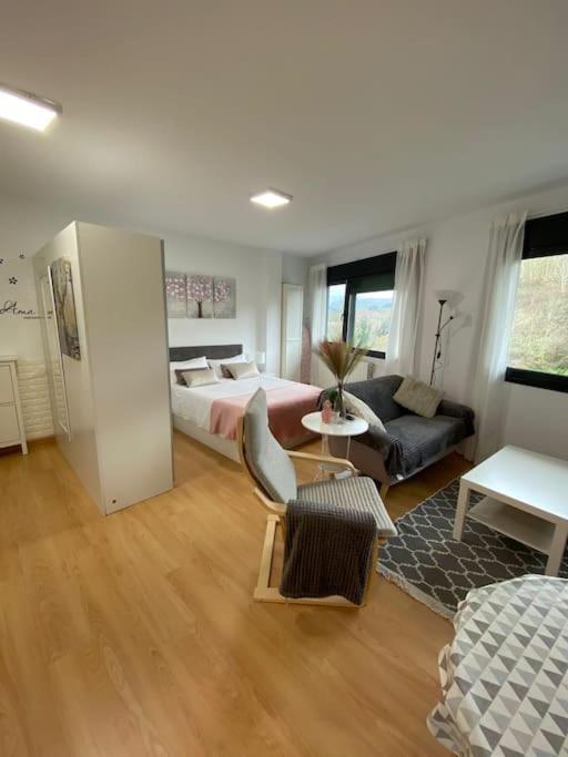 - une chambre avec un lit et un salon dans l'établissement Estudio en Solares, Cantabria, à Solares