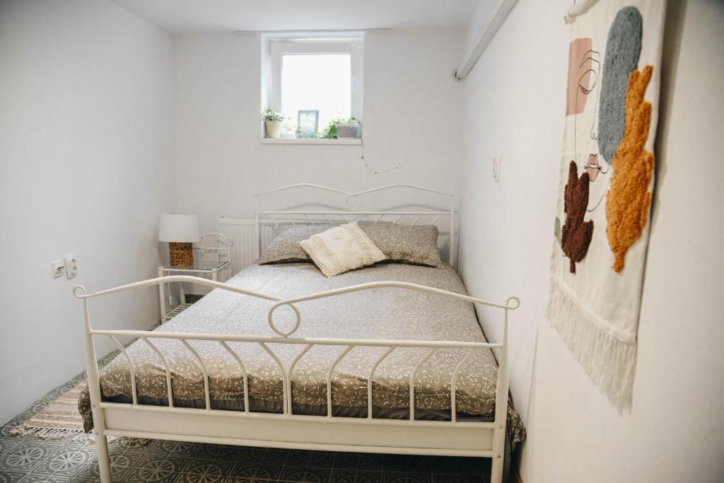 ČortanovciにあるVila Kraljev Breg Fruška Goraの白い部屋に白いベッドが備わるベッドルーム1室