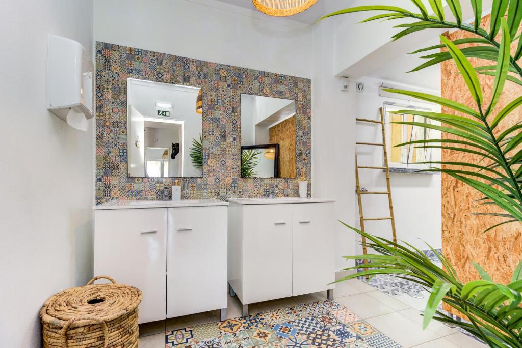 baño con armarios blancos y espejo en Ocean House - Ribeira d'ilhas Ericeira, en Ericeira