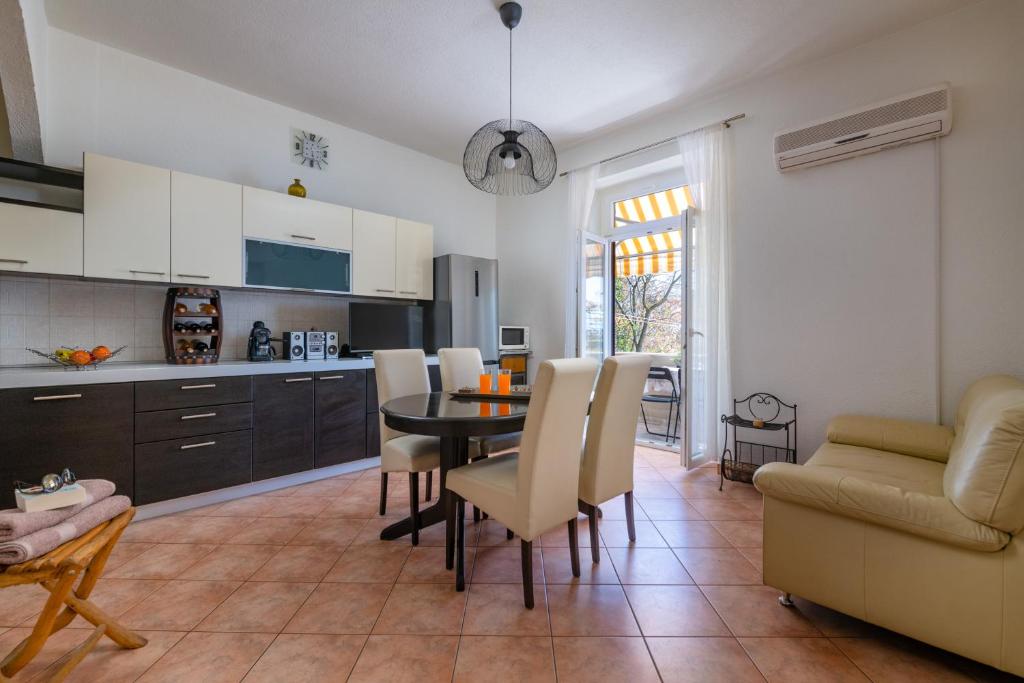 Kuchyňa alebo kuchynka v ubytovaní Apartment Dobrić