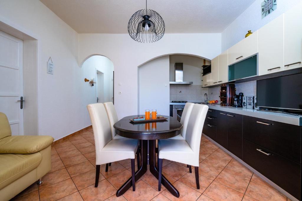 Kuchyňa alebo kuchynka v ubytovaní Apartment Dobrić