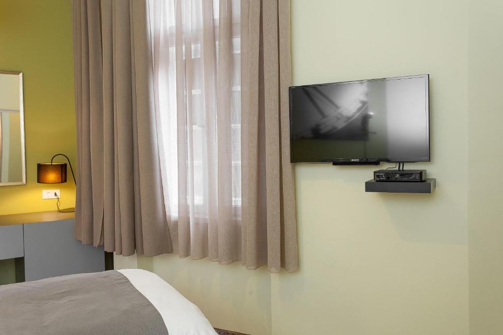 TV a/nebo společenská místnost v ubytování Hotel London B&B