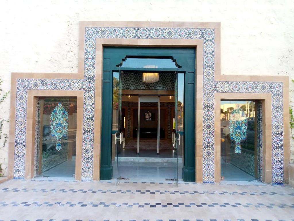 un ingresso a un edificio con porta a vetri di Hotel Parador a Laayoune