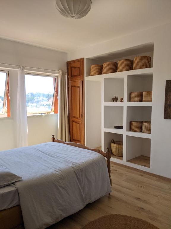 sypialnia z łóżkiem i oknem w obiekcie Appartement de charme Chez Soa w Antananarywie