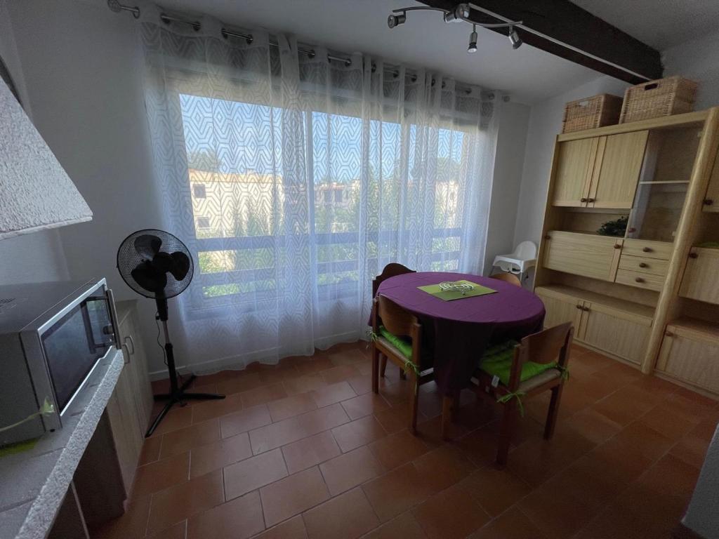 Kuchnia lub aneks kuchenny w obiekcie A 8 mn A PIED DES PLAGES APPARTEMENT AVEC PISCINE ET TENNIS