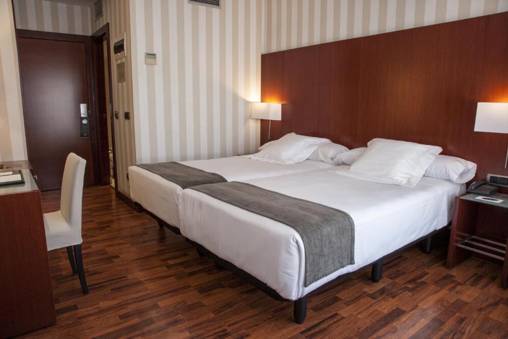 Postel nebo postele na pokoji v ubytování Hotel RH Murcia Centro