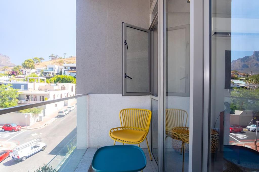 Balkonas arba terasa apgyvendinimo įstaigoje The Quarter- Spacious Modern Green Point Apartment with Aircon, Parking, Balcony & Views!