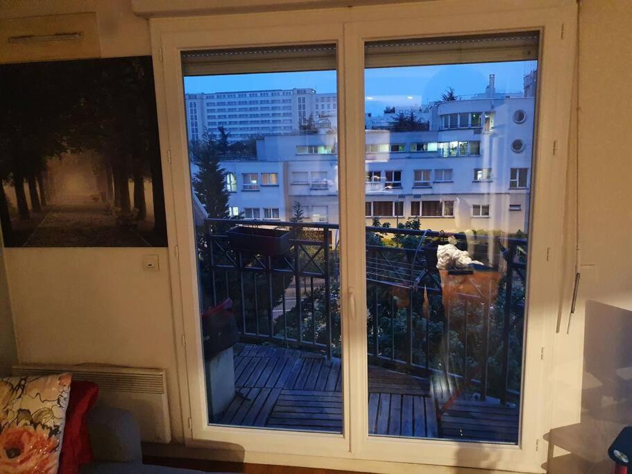ventana grande con vistas a un edificio en superbe appartement, en Châtillon