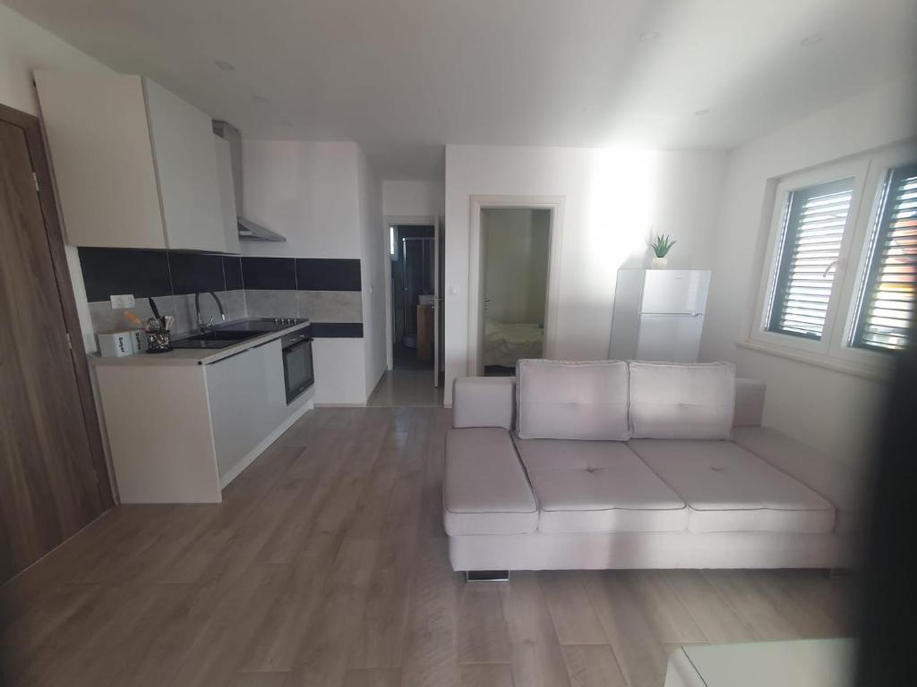 Kuchyňa alebo kuchynka v ubytovaní Odlično opremljeni novouređeni apartmani Iva, Okrug Gornji