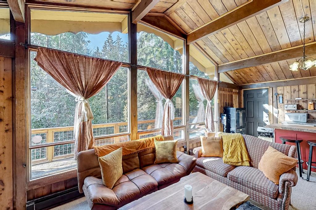 Posezení v ubytování Cozy Cedar Cabin