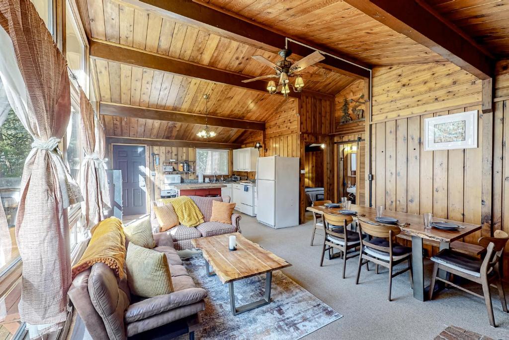 Posezení v ubytování Cozy Cedar Cabin