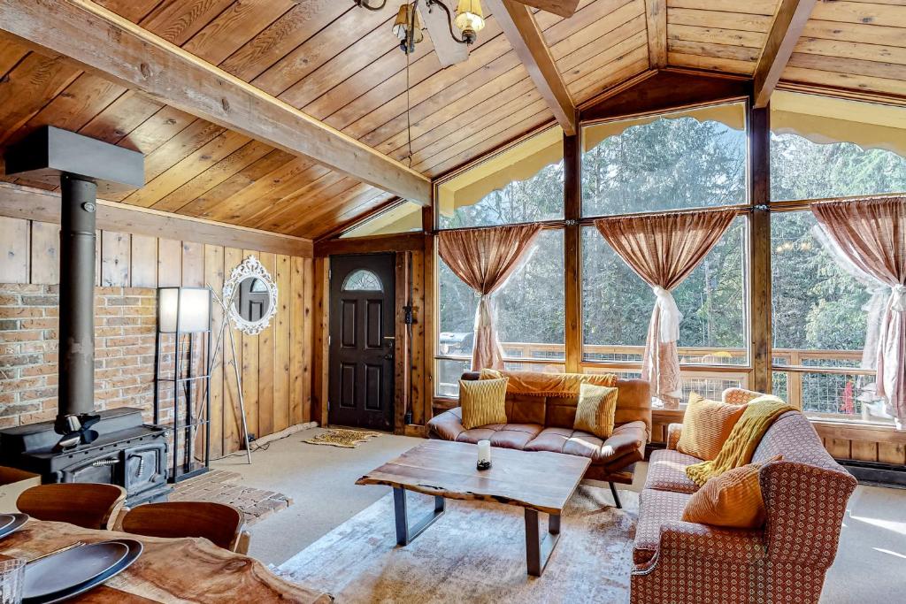 Posezení v ubytování Cozy Cedar Cabin