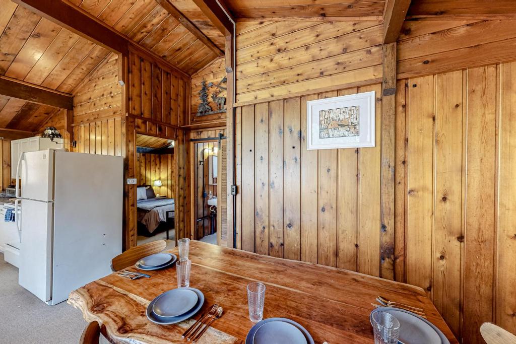 Kuchyň nebo kuchyňský kout v ubytování Cozy Cedar Cabin