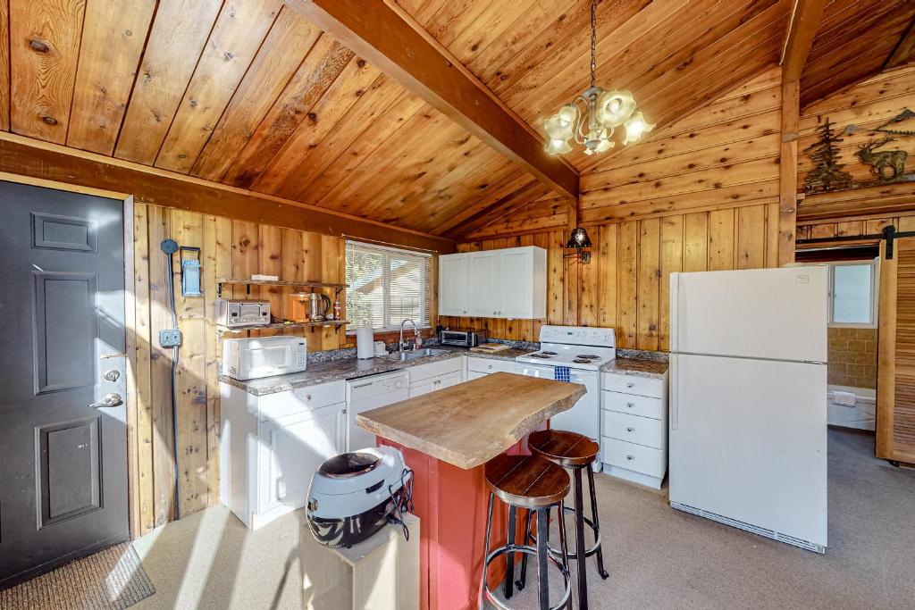 Kuchyň nebo kuchyňský kout v ubytování Cozy Cedar Cabin
