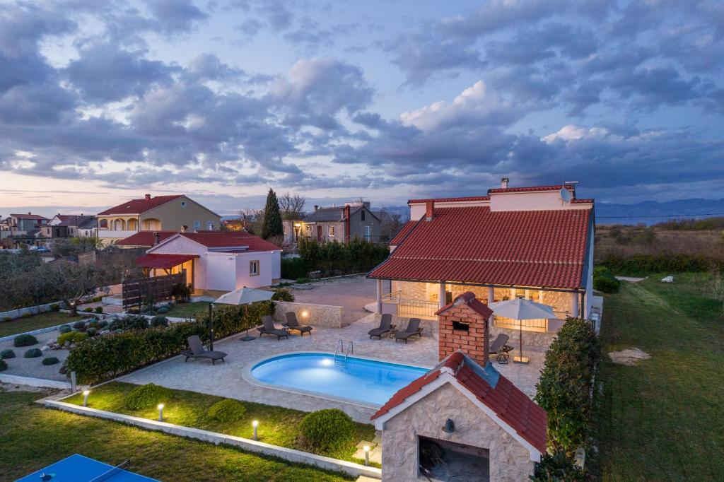 Bazén v ubytovaní Holiday House Paula alebo v jeho blízkosti