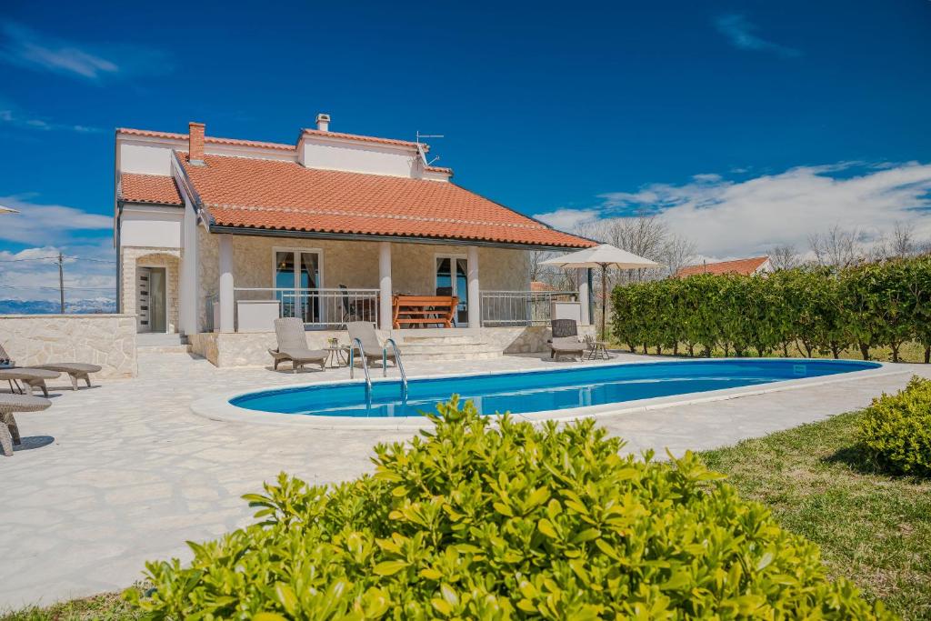 Bazén v ubytovaní Holiday House Paula alebo v jeho blízkosti