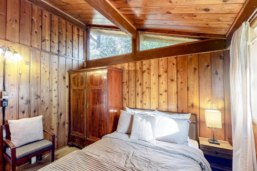 Postel nebo postele na pokoji v ubytování Cozy Cedar Cabin