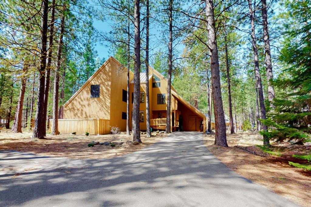 Black Butte RanchにあるThe Pasque Paradiseの森の真ん中にある家