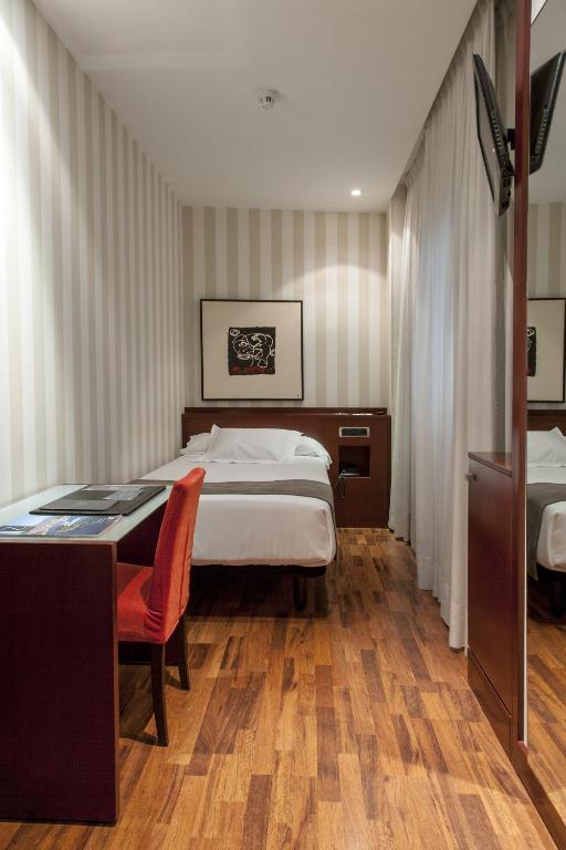 Postel nebo postele na pokoji v ubytování Hotel RH Murcia Centro