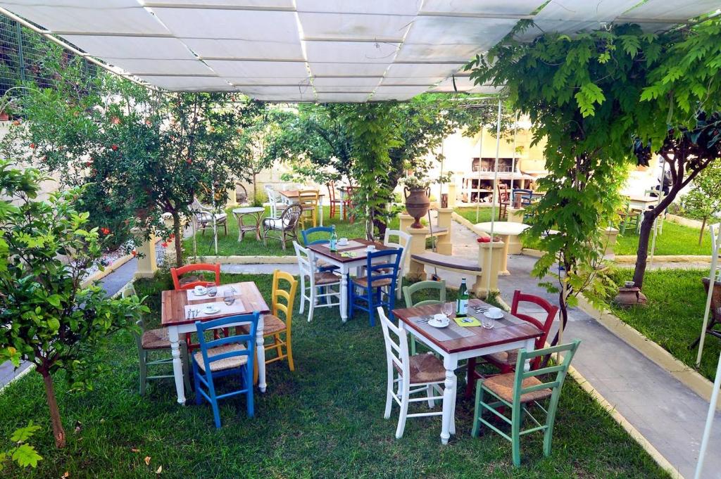 un patio con mesas y sillas bajo un dosel blanco en B&B Gianmarti Suite, en Lecce