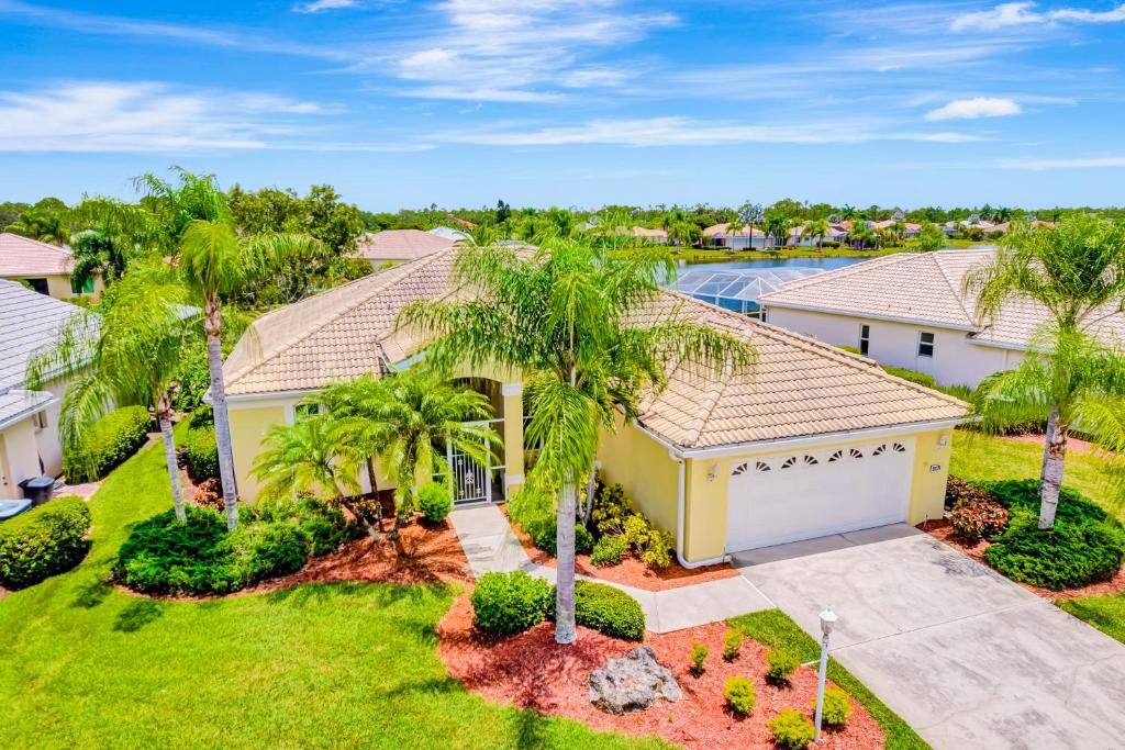 una vista aérea de una casa con palmeras en Heron Glen Hideaway, en North Fort Myers