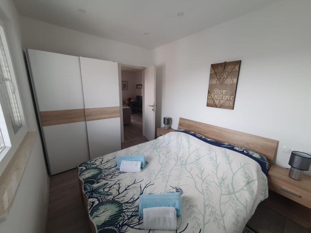 Posteľ alebo postele v izbe v ubytovaní Odlično opremljeni novouređeni apartmani Iva, Okrug Gornji