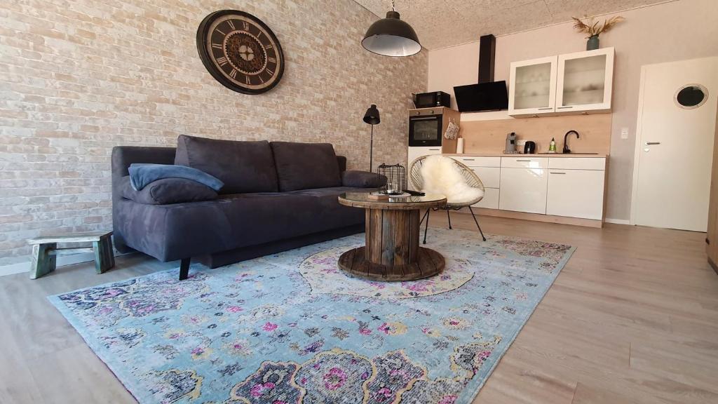 een woonkamer met een bank en een tafel bij Wilhelms Mitte in Wilhelmshaven