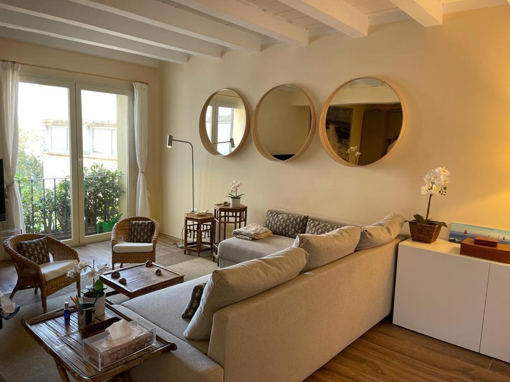 uma sala de estar com um sofá e dois espelhos em Apartment in Via del Molo, Porto Rotondo em Porto Rotondo