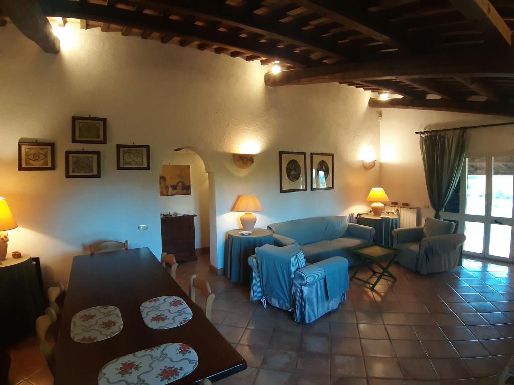 Villa Saturnia في ساتورنيا: غرفة معيشة مع أريكة وطاولة