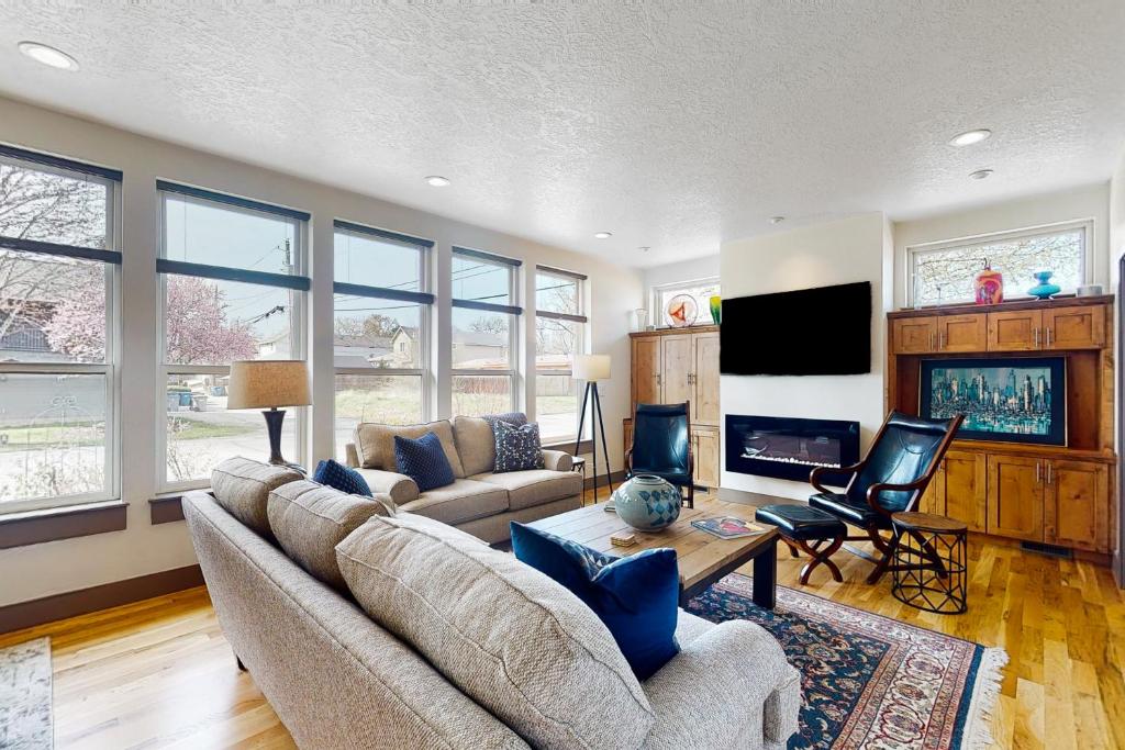 sala de estar con sofá y TV en Highland House, en Boise