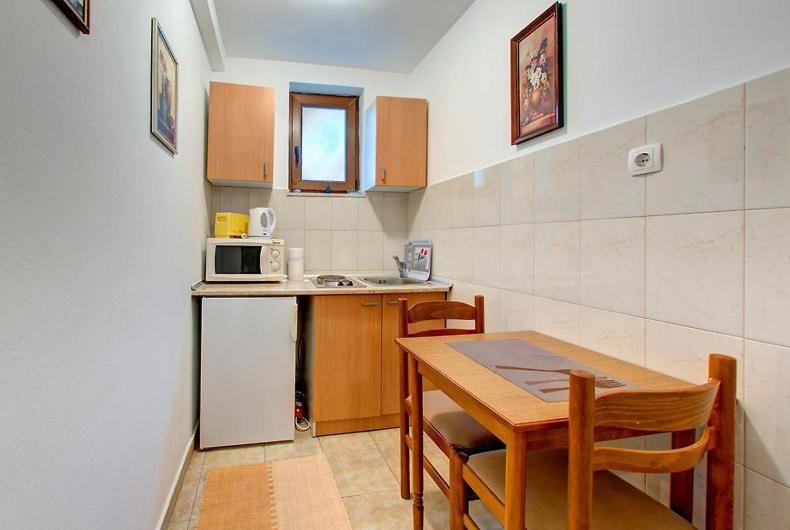 Kuchyň nebo kuchyňský kout v ubytování Apartments Stari most