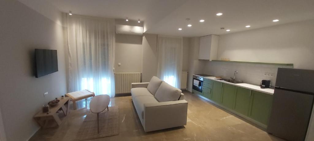 un soggiorno con divano e una cucina di Theta Θ2 Luxury Apartment's a Salonicco