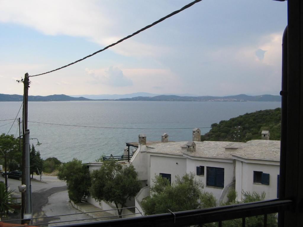 a view of the water from a house at ΠΑΝΣΙΟΝ ΑΓΓΕΛΟΣ ΜΑΝΑΡΗ in Ouranoupoli