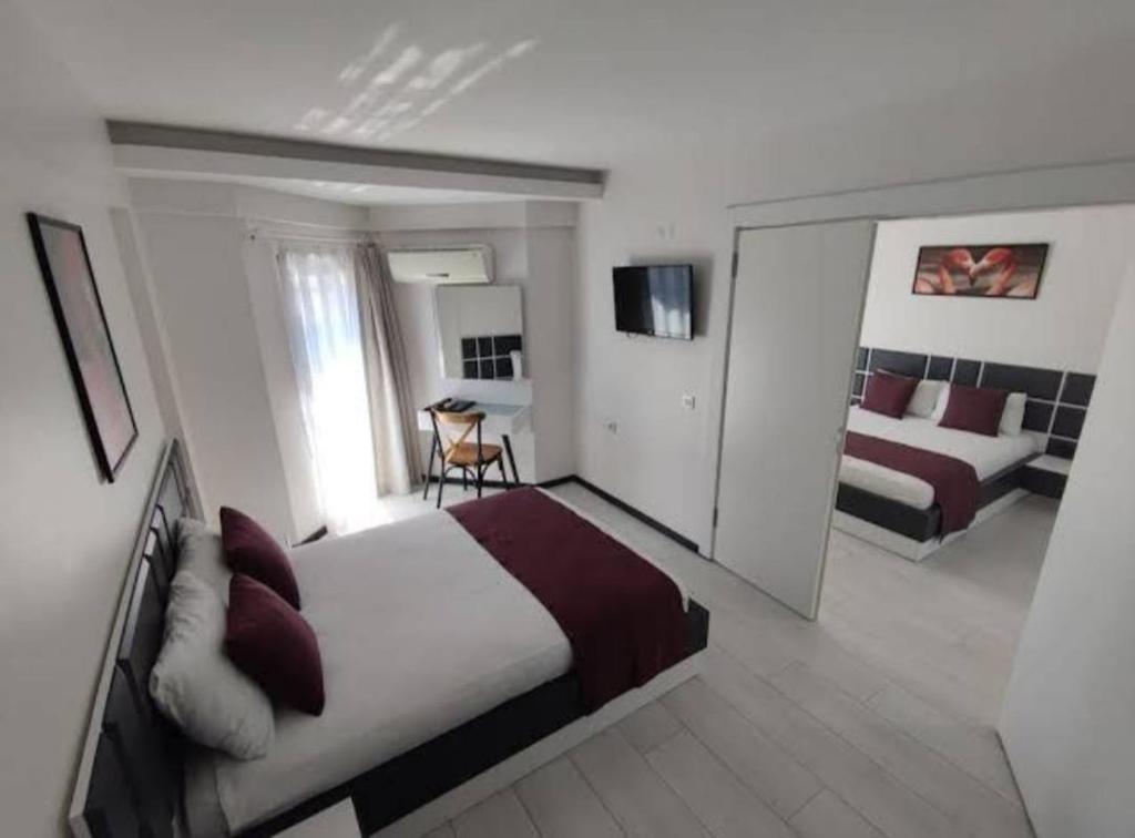 ein Hotelzimmer mit einem Bett und einem Wohnzimmer in der Unterkunft WB Weekend Otel in Bodrum City