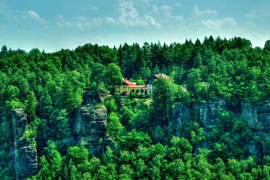 una casa al lado de una montaña en Hotel Garni Belveder, en Hřensko