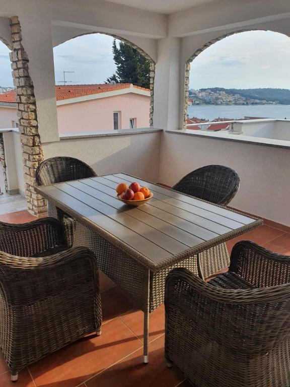 Posedenie v ubytovaní Odlično opremljeni novouređeni apartmani Iva, Okrug Gornji