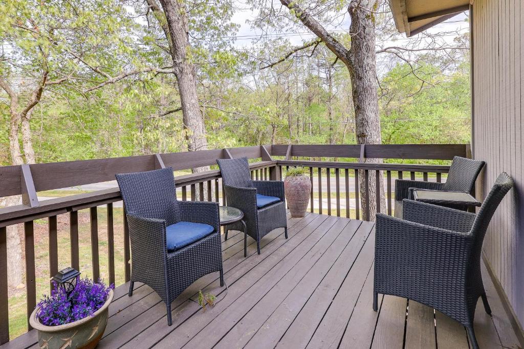 Bella Vista Townhome with Deck Near Back 40 Trails!, Bella Vista