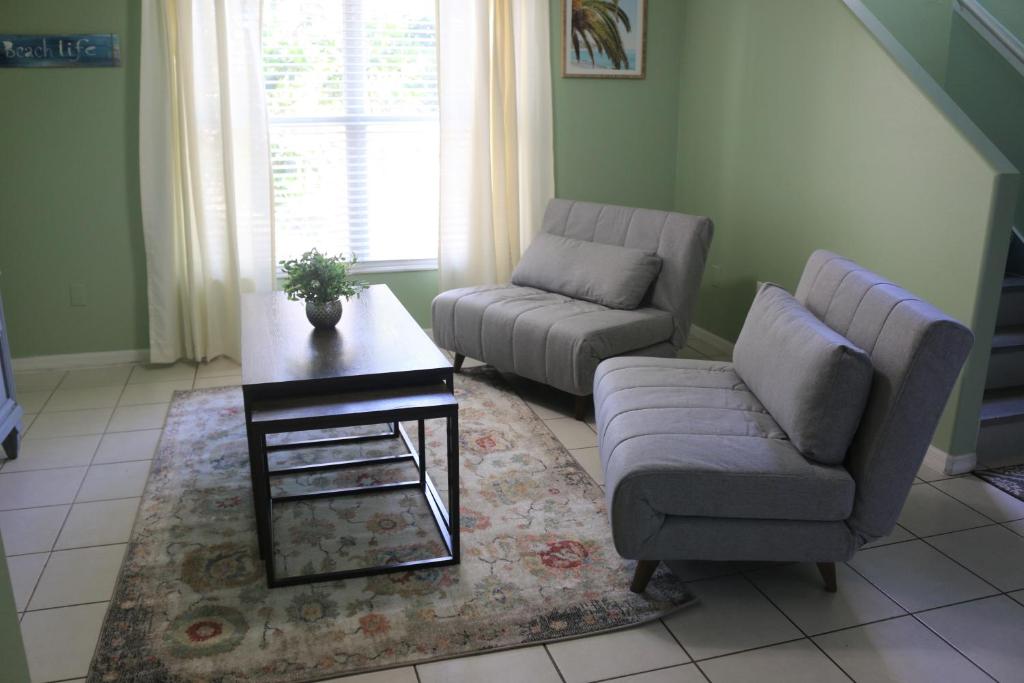 Posezení v ubytování Surfside Paradise Retreat - 3BR and 2BA Duplex, Grill, DOG FRIENDLY - Close to the Beach!