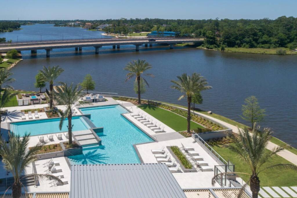 Вид на басейн у Luxury Living Lakeside - Atrium View або поблизу