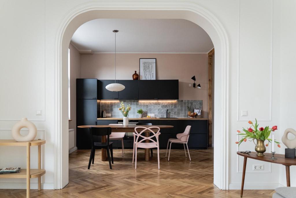 uma cozinha e sala de jantar com mesa e cadeiras em HORAMI Villa - ORIGAMI Apartment mit Terrasse em Malchow