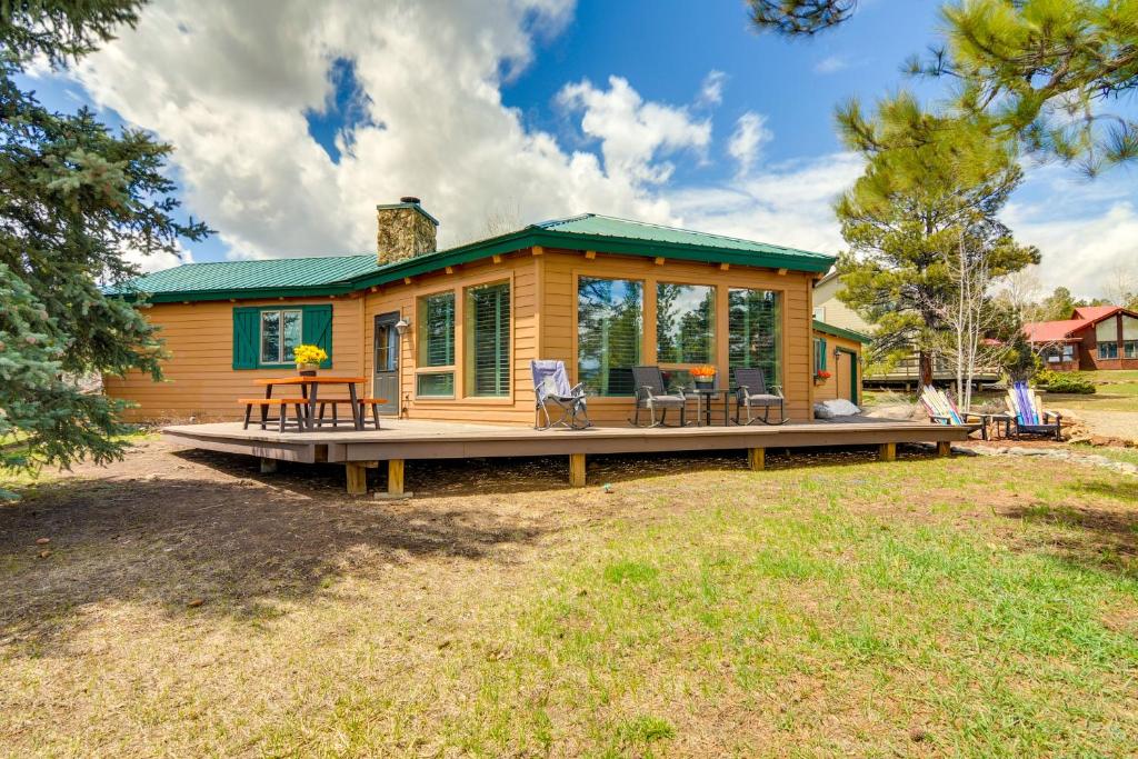 une petite maison avec une grande terrasse dans une cour dans l'établissement Pagosa Springs Vacation Rental Near Reservoir!, à Pagosa Springs