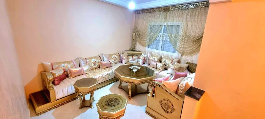 sala de estar con sofá y mesa en Nour apartamento, en Tánger