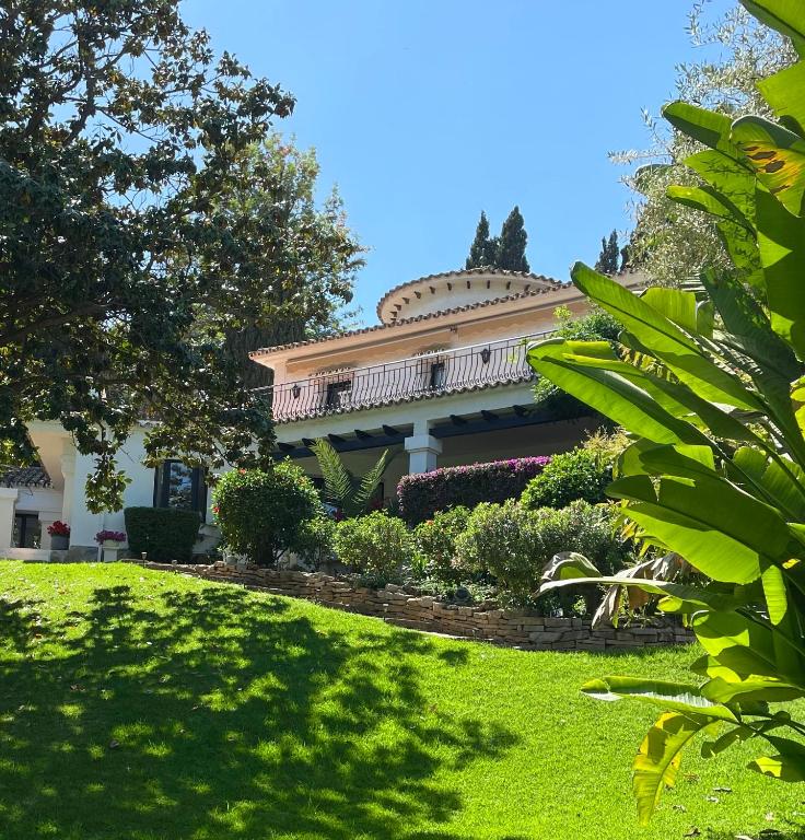 budynek z balkonem na dziedzińcu w obiekcie Villa Dos Palomas on the Golden Mile in Marbella w Marbelli