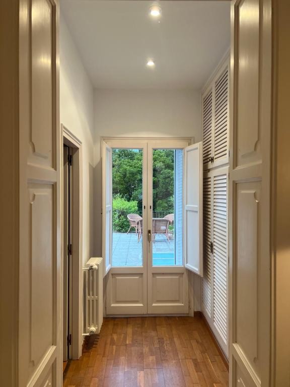 a hallway with a door leading to a patio at HomefromHomees in Sant Feliu de Guíxols