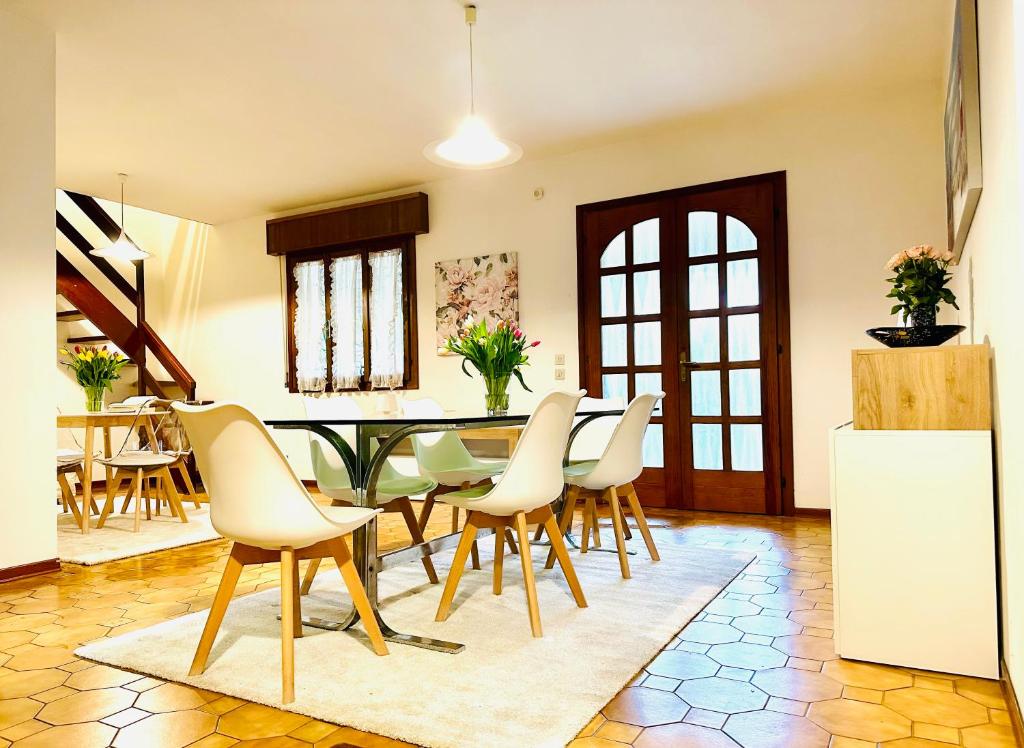 una sala da pranzo con tavolo e sedie di Villa Riviera by the Sea a Lignano Sabbiadoro
