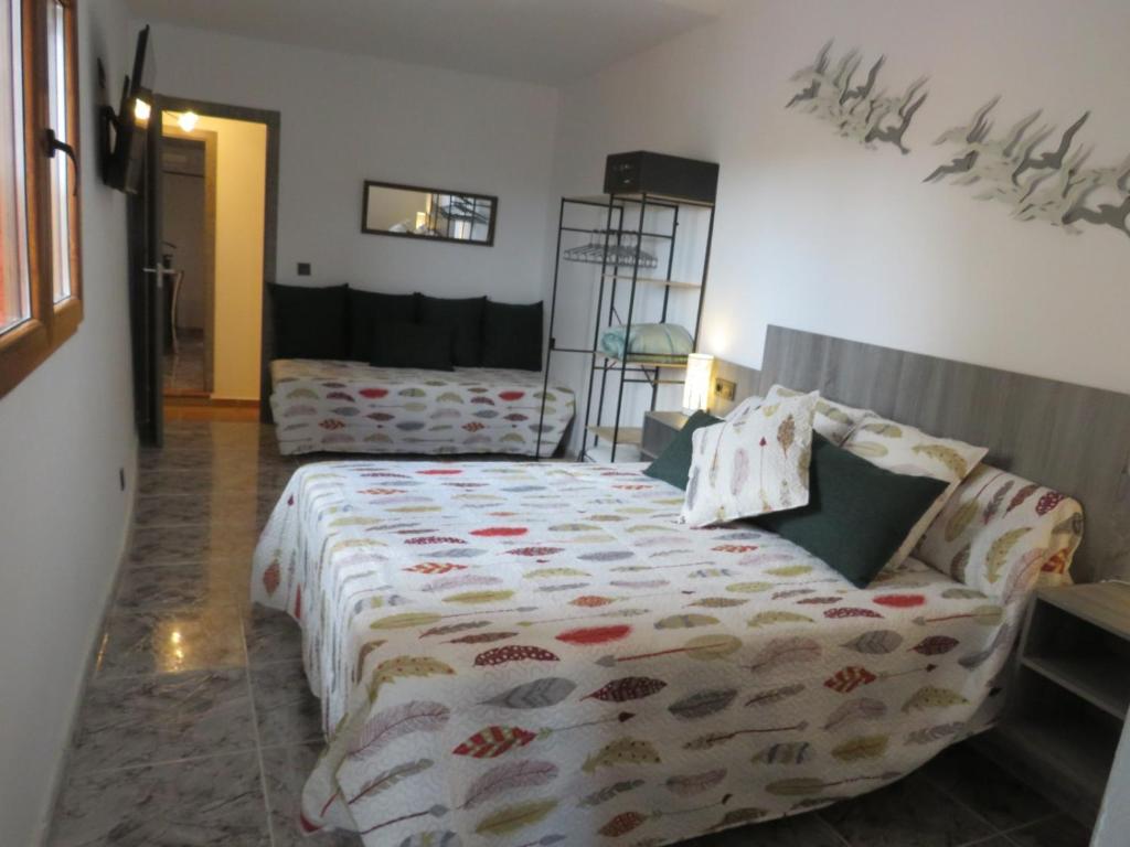 une chambre avec un lit et un canapé dans l'établissement Casa Rural El Pescador, à Mezalocha