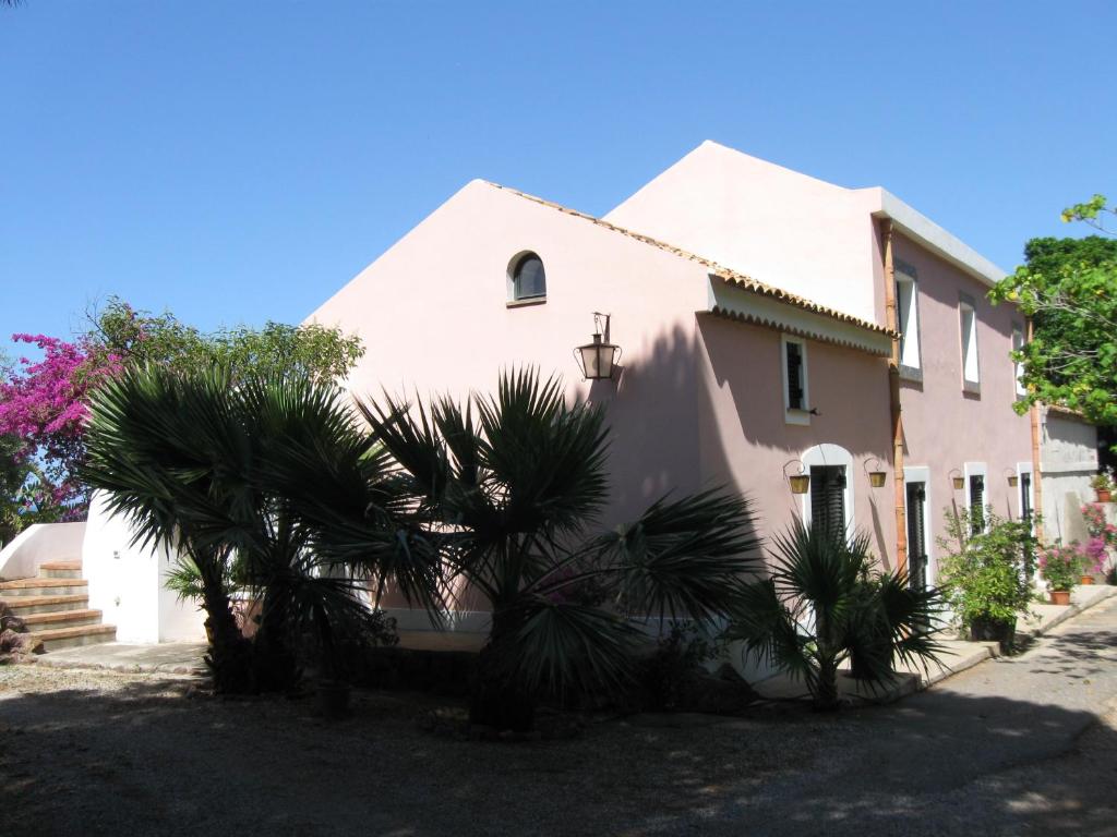 ein Haus mit einer Palme davor in der Unterkunft Residence il Baglio in San Giorgio