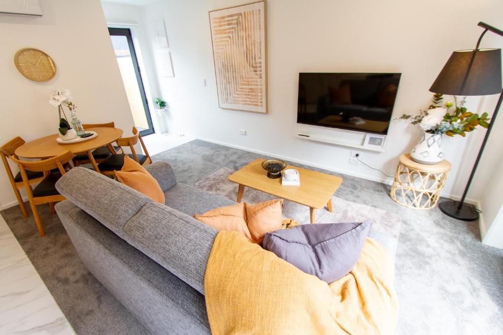 Entertainment Hub 2 bed 2 bath with Free Car park - Resim 9