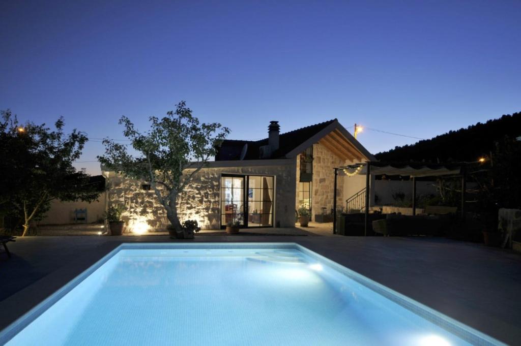 Πισίνα στο ή κοντά στο Countryside house Rusulica